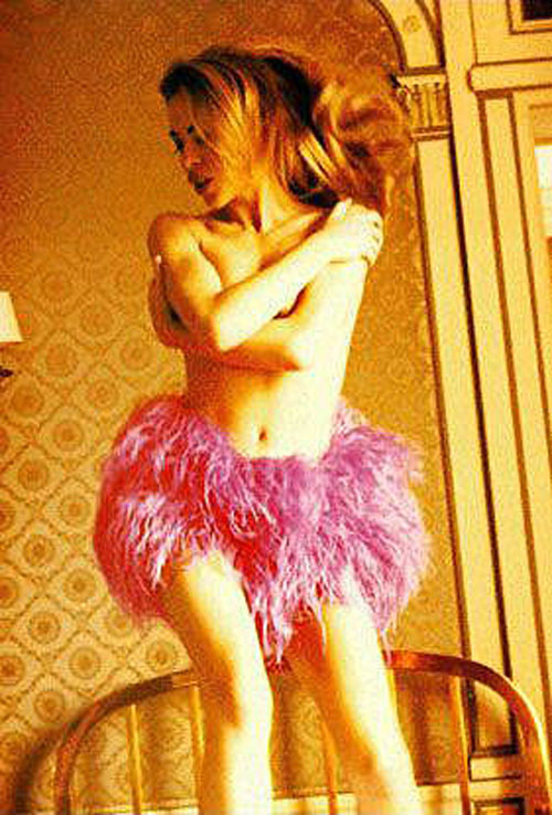 Kylie Minogue che mostra le sue belle tette piccole sulla spiaggia
 #75409790
