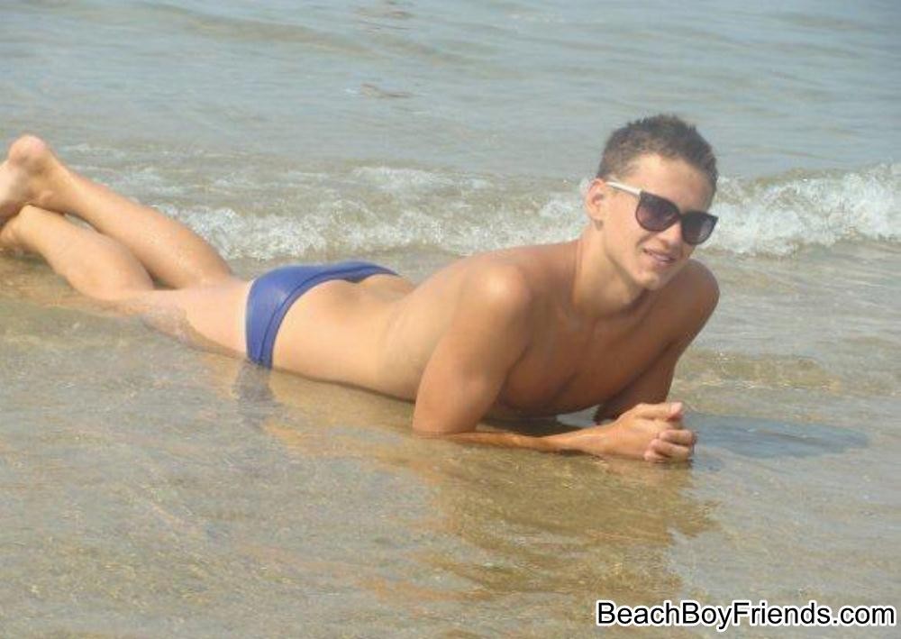 Chicos cachas con grandes músculos posando en topless en la playa
 #76944705
