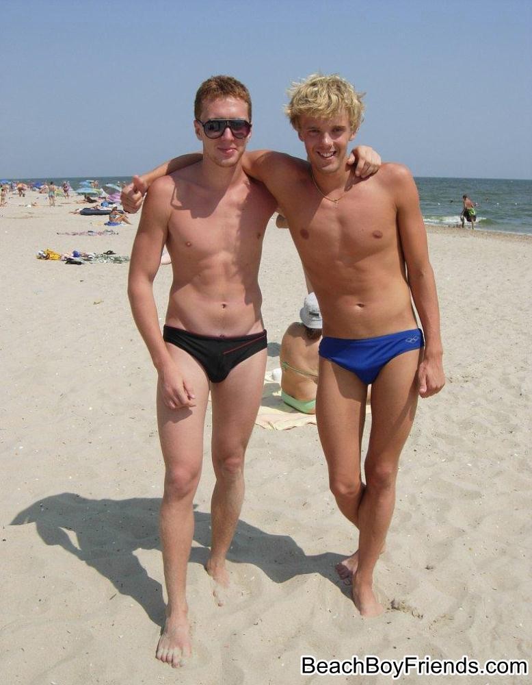 Hunk Jungs mit großen Muskeln posieren oben ohne am Strand
 #76944710