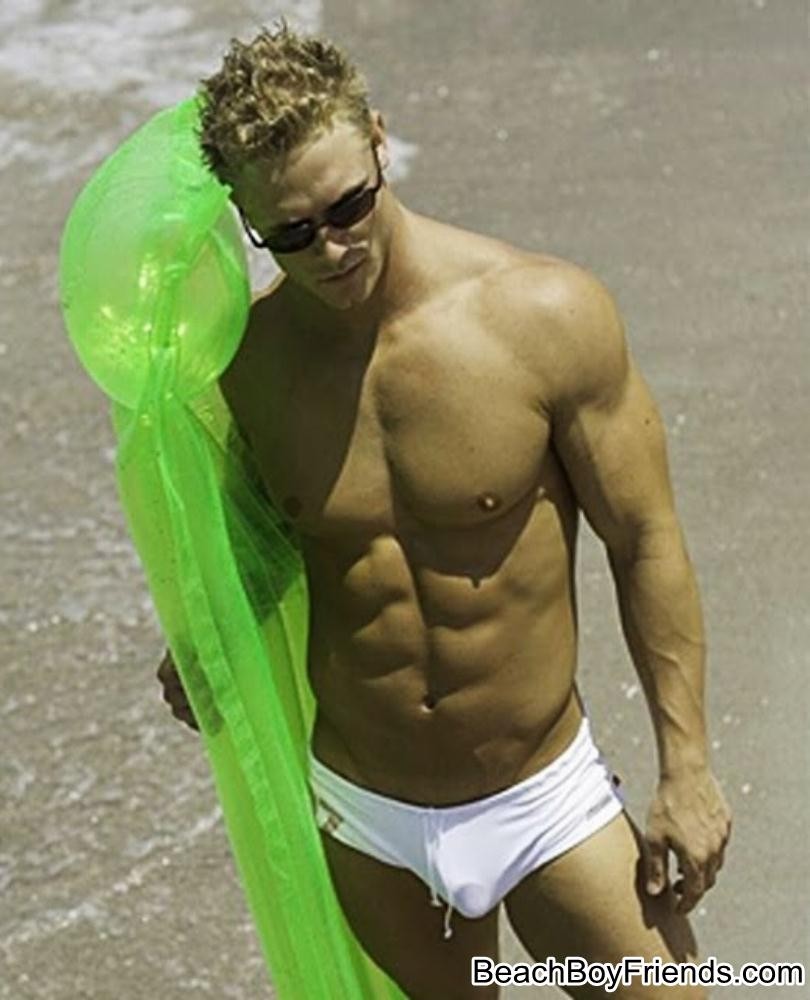 Hunk Jungs mit großen Muskeln posieren oben ohne am Strand
 #76944733