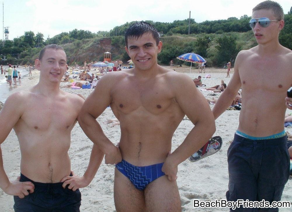 Hunk Jungs mit großen Muskeln posieren oben ohne am Strand
 #76944746