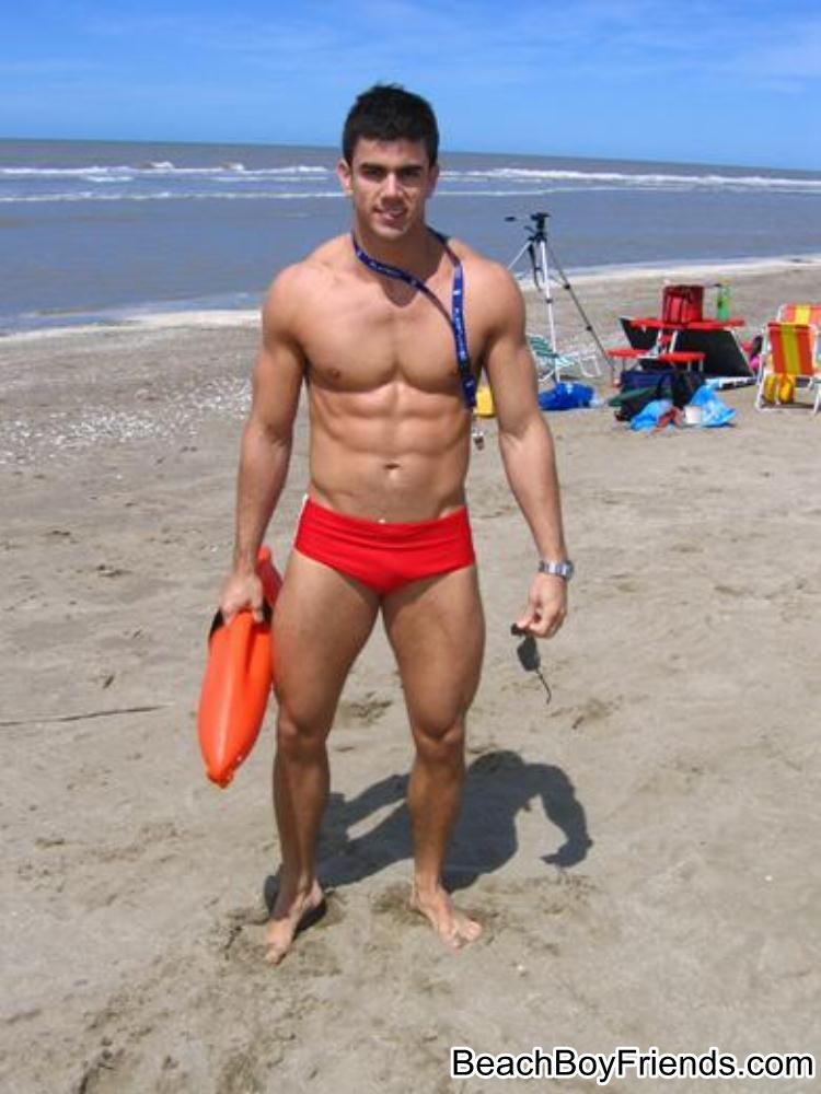 Hunk Jungs mit großen Muskeln posieren oben ohne am Strand
 #76944757