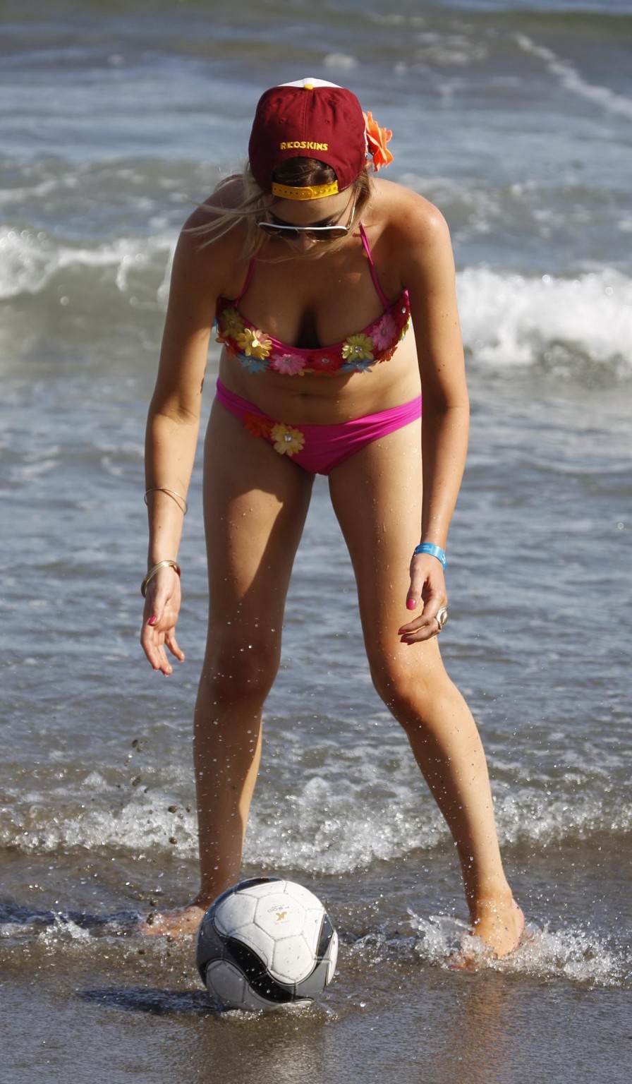 マルベージャのビーチでピンクのビキニを着ているマリア・ファウラーの胸の谷間
 #75258567