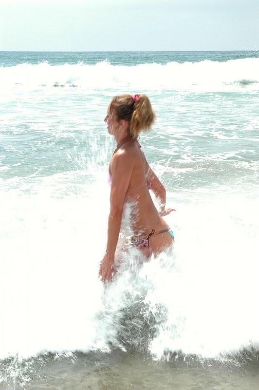 Petite Blondine zieht ihren Bikini am Strand aus
 #72318775