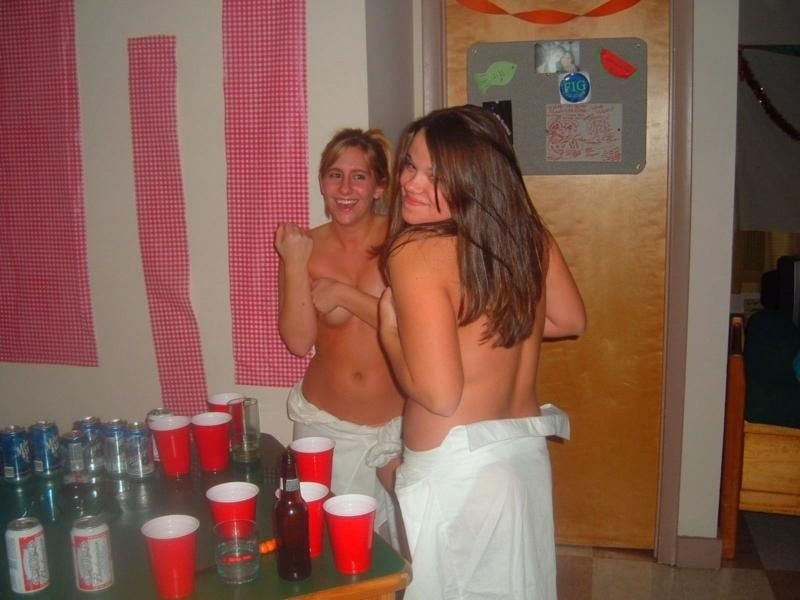 Amatrices sexy montrant leurs seins après beaucoup d'alcool
 #77136146