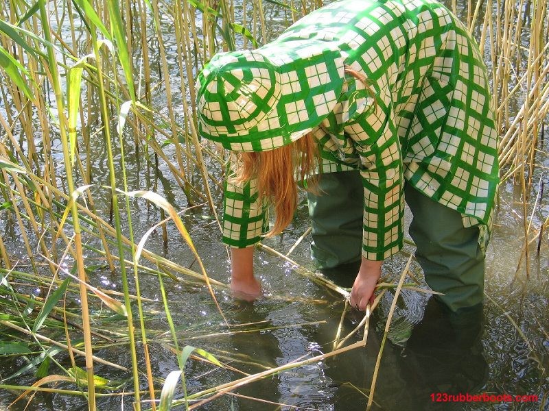 Mädchen in grüner Regenkleidung und Fischergummistiefeln
 #73287780