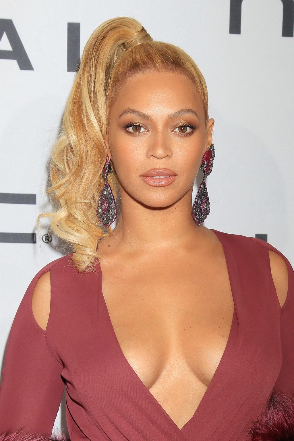Beyonce entblößt ihre Melonen in tief ausgeschnittenem und hochgeschlitztem Kleid
 #75150785