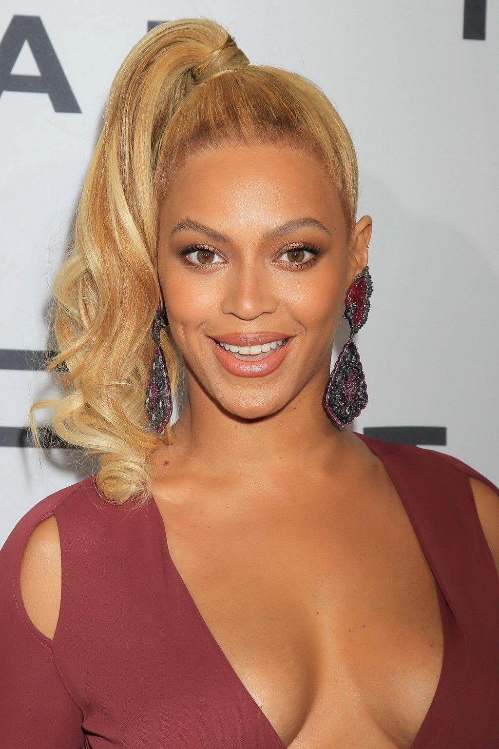 Beyonce entblößt ihre Melonen in tief ausgeschnittenem und hochgeschlitztem Kleid
 #75150792
