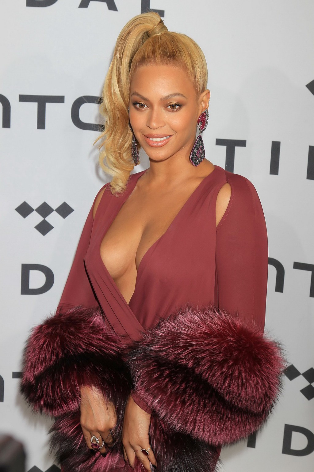 Beyonce entblößt ihre Melonen in tief ausgeschnittenem und hochgeschlitztem Kleid
 #75150799