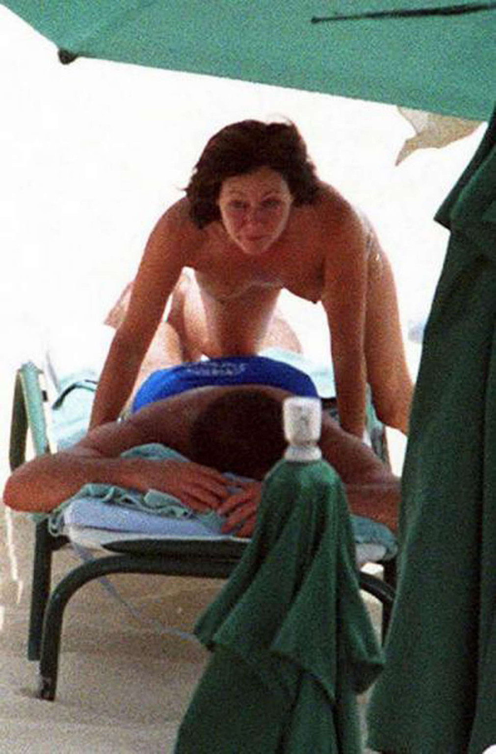 Shannen doherty montrant son corps sexy et ses jolis seins sur la plage
 #75359011