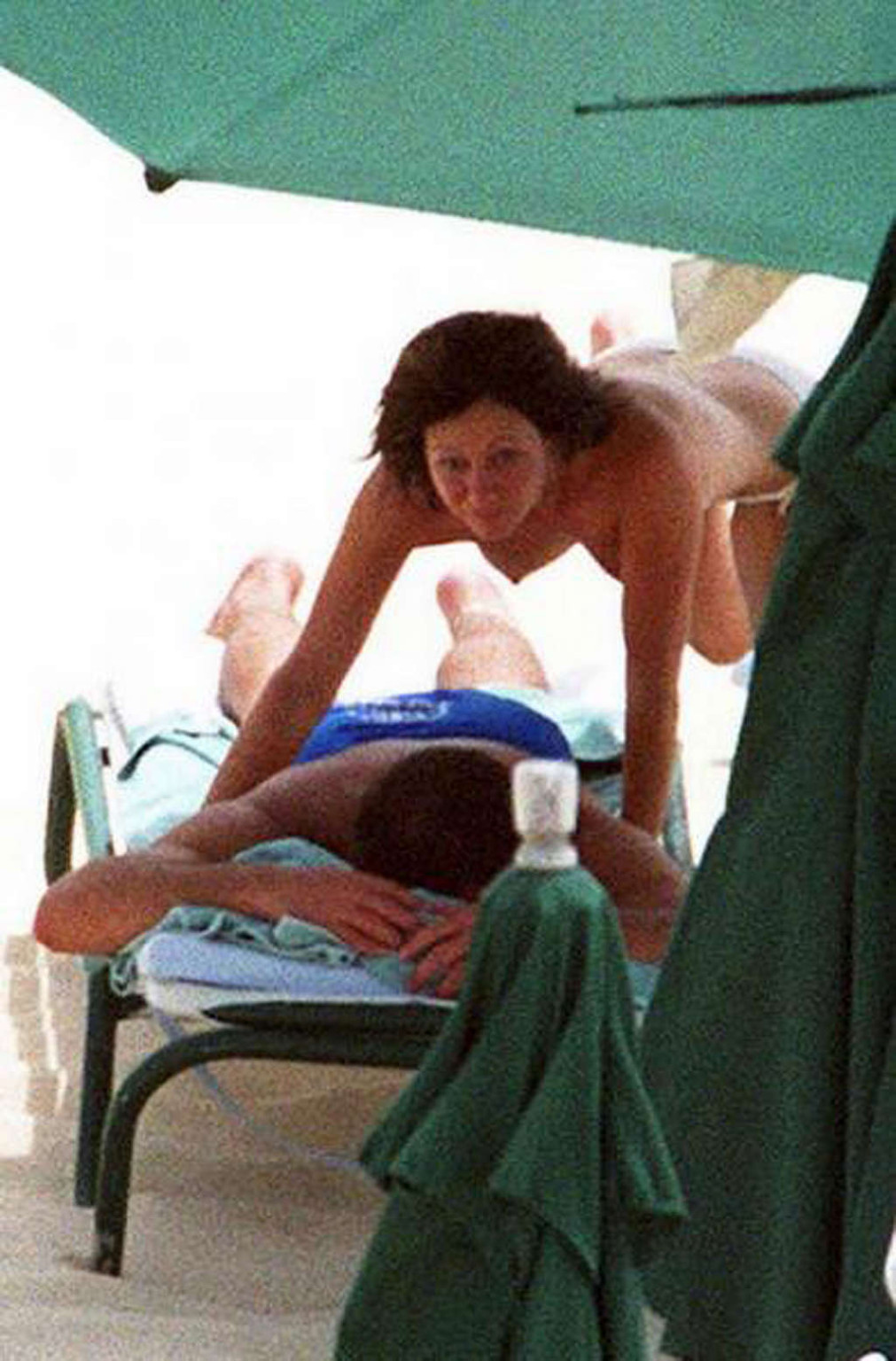 Shannen doherty montrant son corps sexy et ses jolis seins sur la plage
 #75359016