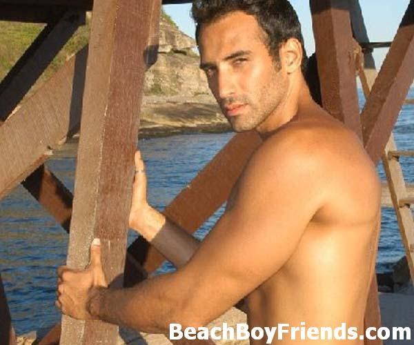 Super sexy e stuzzicanti maschioni in costume da bagno sulla spiaggia
 #76946274