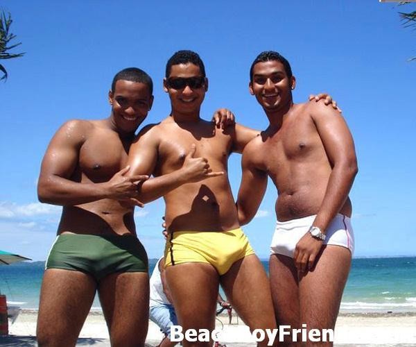 Super sexy e stuzzicanti maschioni in costume da bagno sulla spiaggia
 #76946313
