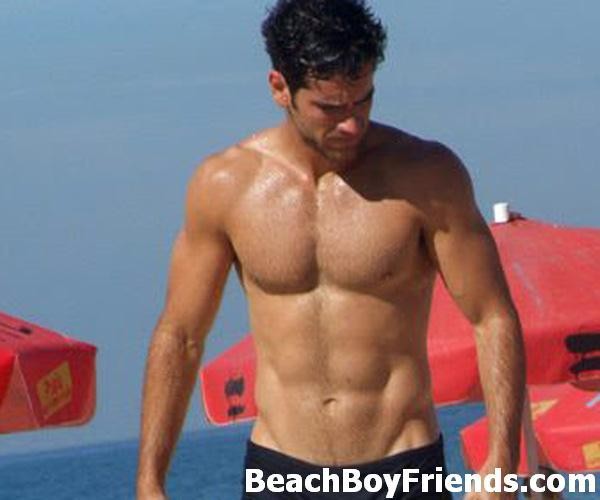 Super sexy y burlas hunks en troncos en la playa
 #76946321