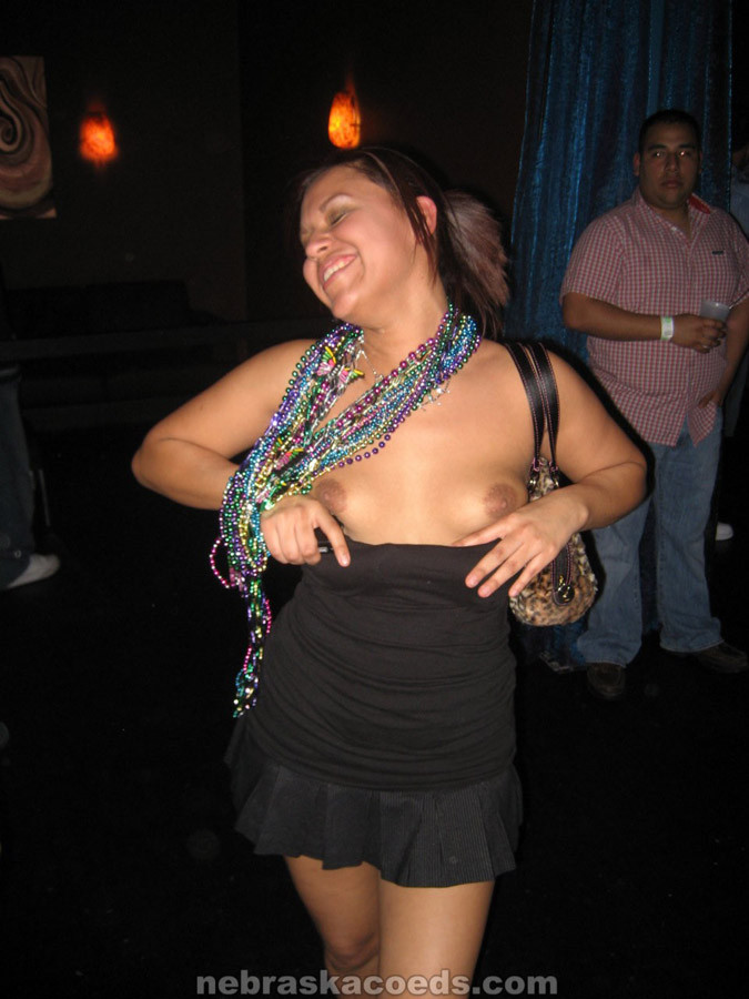 Party-Mädchen betrinken sich und lassen ihre Brüste blitzen
 #76742971
