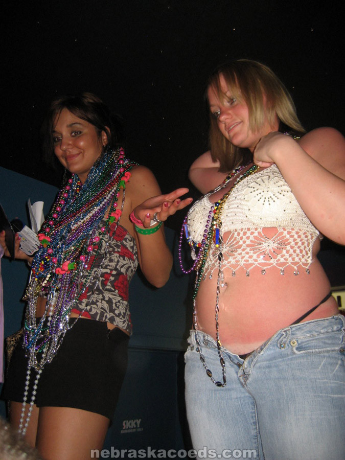 Party-Mädchen betrinken sich und lassen ihre Brüste blitzen
 #76743000
