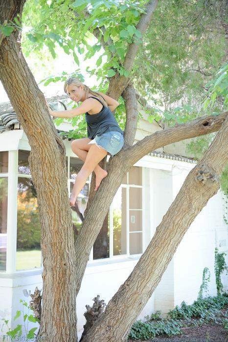 Rubia usando un juguete al aire libre
 #73841818