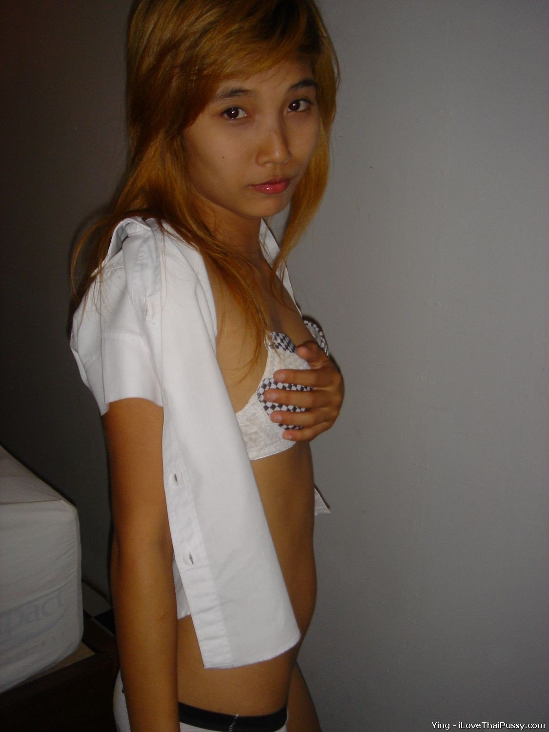 Dolce ragazza thailandese che mostra le sue piccole tette e il suo buco stretto della figa
 #69884675