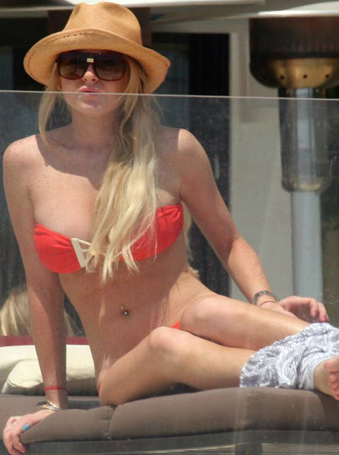 Celebrity Lindsay Lohan excellent upskirt pussy shots #75405062