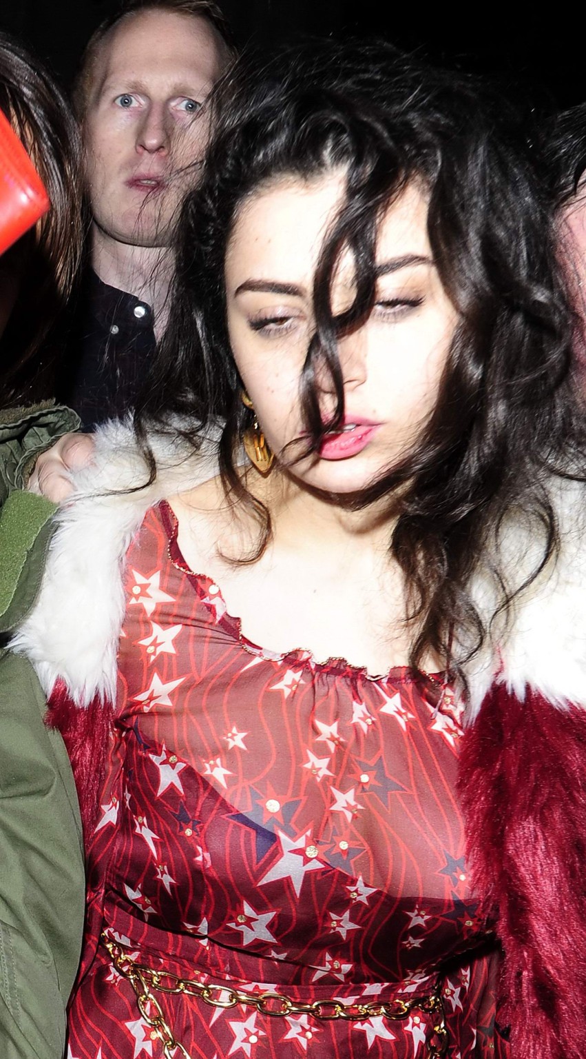 Charli xcx en buste et sans soutien-gorge quittant la Warner Music Brit Party à Londres.
 #75171387