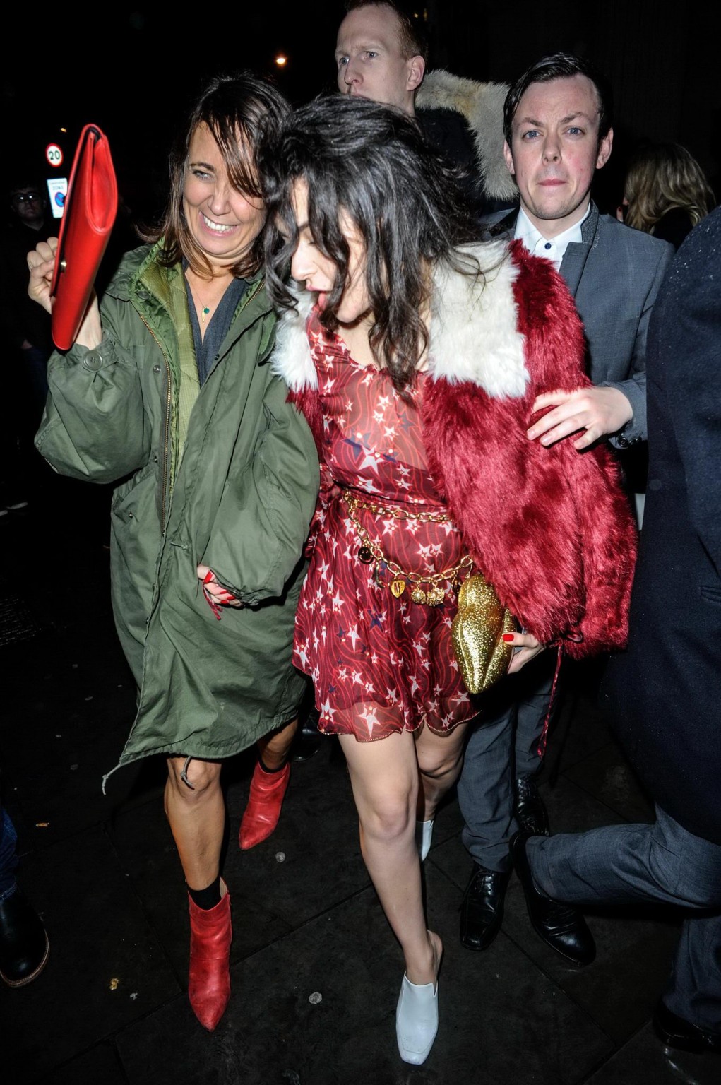 Charli xcx en buste et sans soutien-gorge quittant la Warner Music Brit Party à Londres.
 #75171455