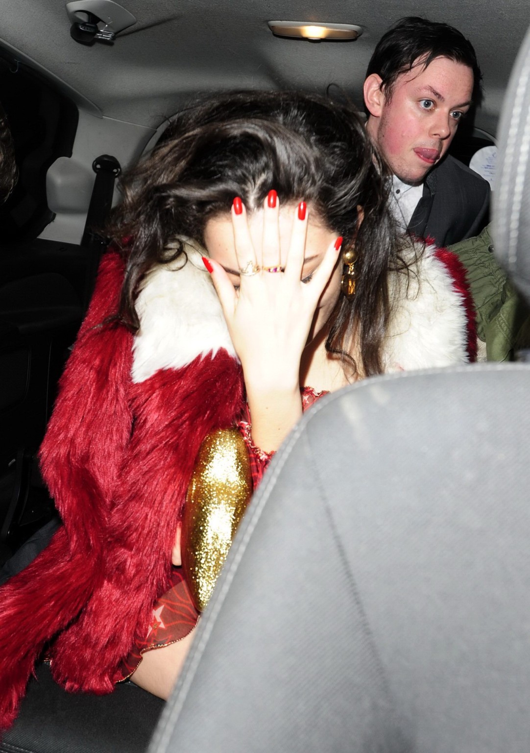 Charli xcx en buste et sans soutien-gorge quittant la Warner Music Brit Party à Londres.
 #75171529