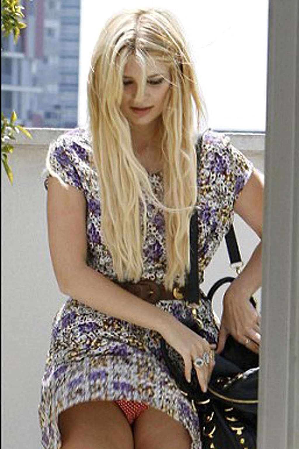 Mischa barton flash höschen upskirt und nippel slip paparazzi schießt
 #75337198