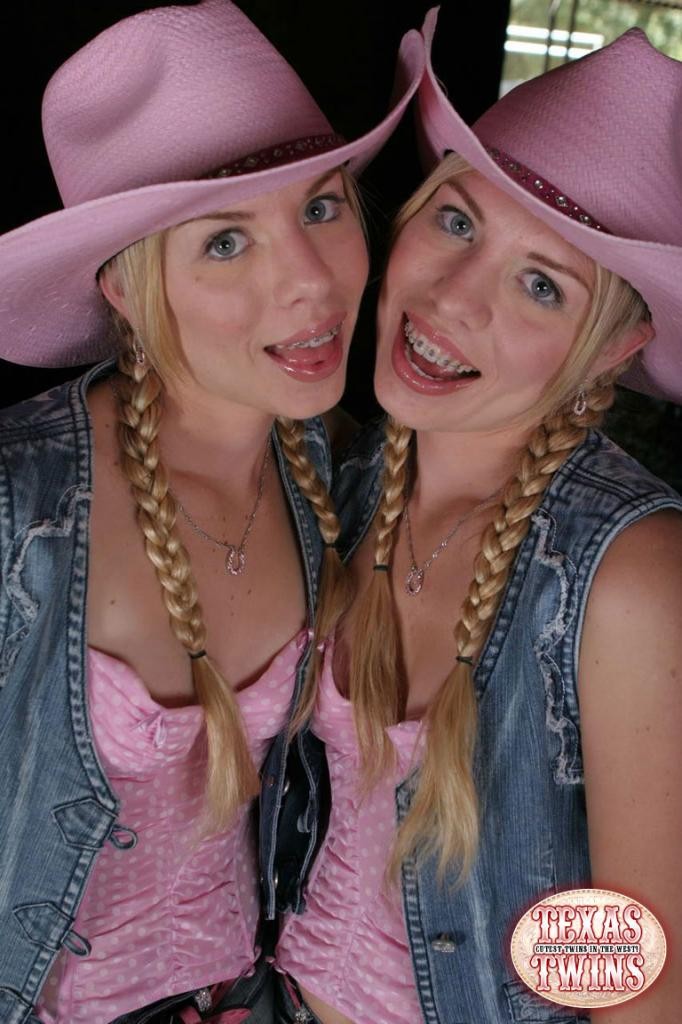 Dos preciosas hermanas gemelas rubias con cola de cerdo
 #79021580