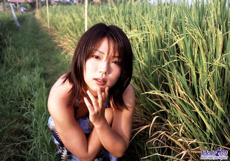 La ídolo japonesa bunko kanazawa muestra el culo y el coño
 #69818160