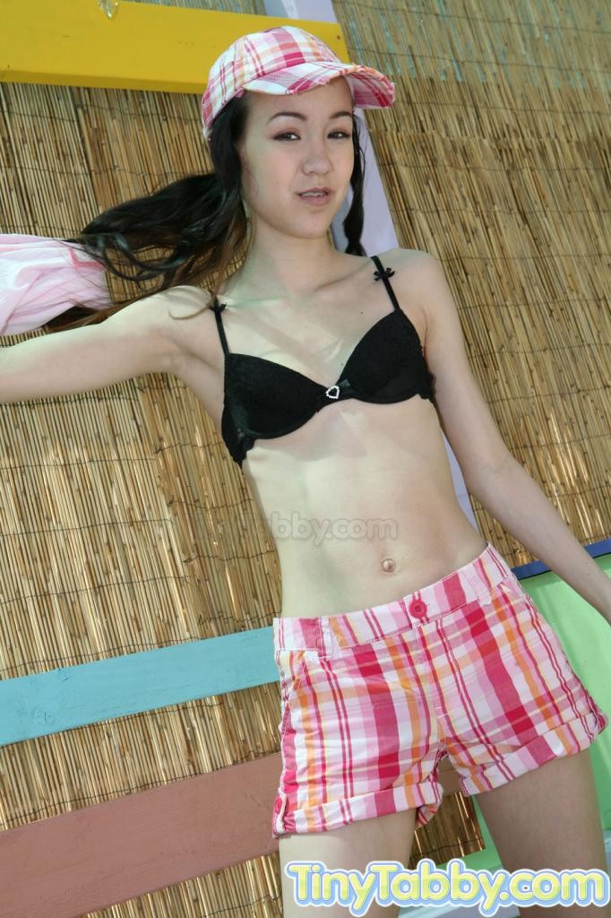 Una joven al aire libre se desnuda lentamente
 #79015832