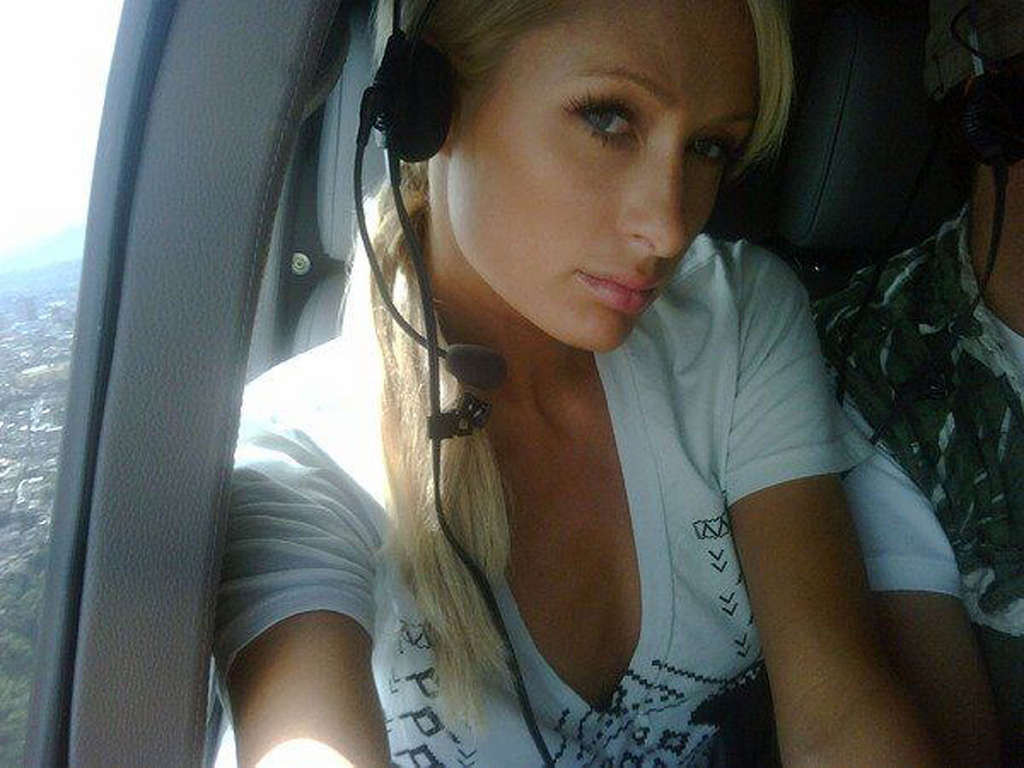 Paris Hilton sieht sehr sexy und heiß auf ihren privaten Fotos aus
 #75358403