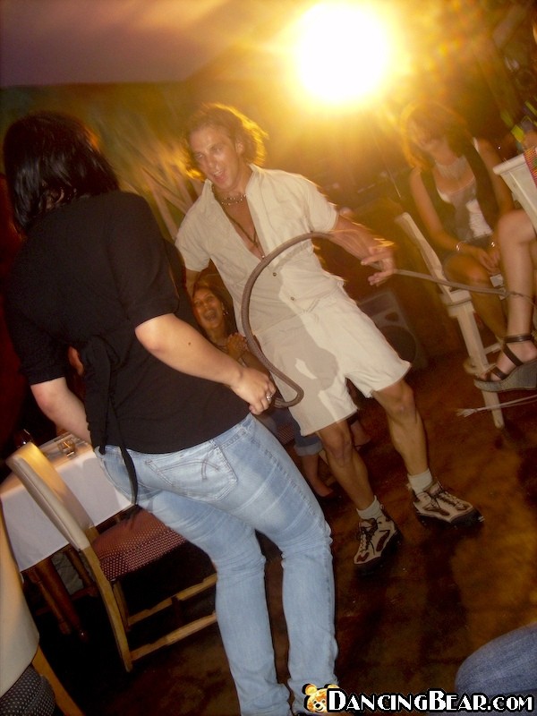 Strippers cachondos con grandes pollas follando a chicas en una fiesta
 #71609210