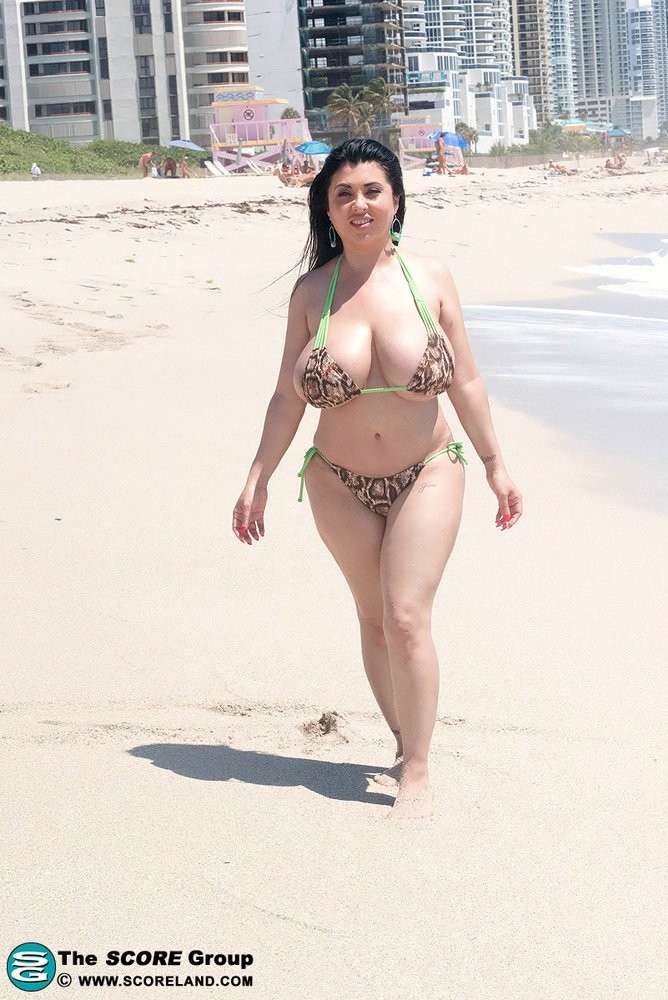 Busty latina milf in posa in bikini sulla spiaggia
 #72239444