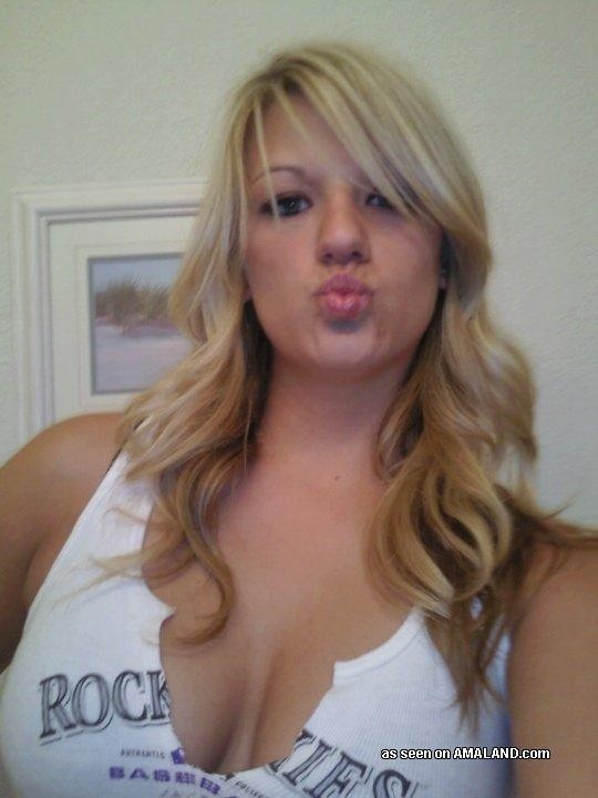 Camwhoring blonde coquine montrant ses seins fins
 #75693229