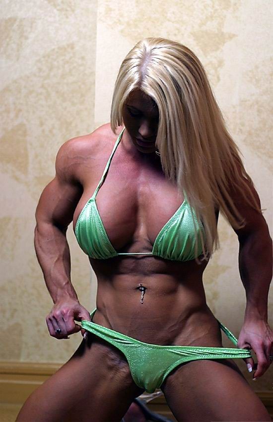 Heiße weibliche Bodybuilder mit riesigen Muskeln
 #71010242
