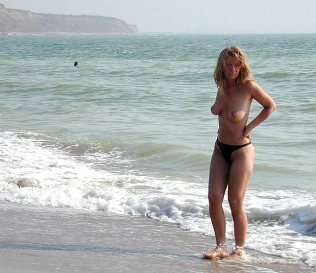 Ella quiere sentir la arena caliente en su cuerpo desnudo
 #72249526