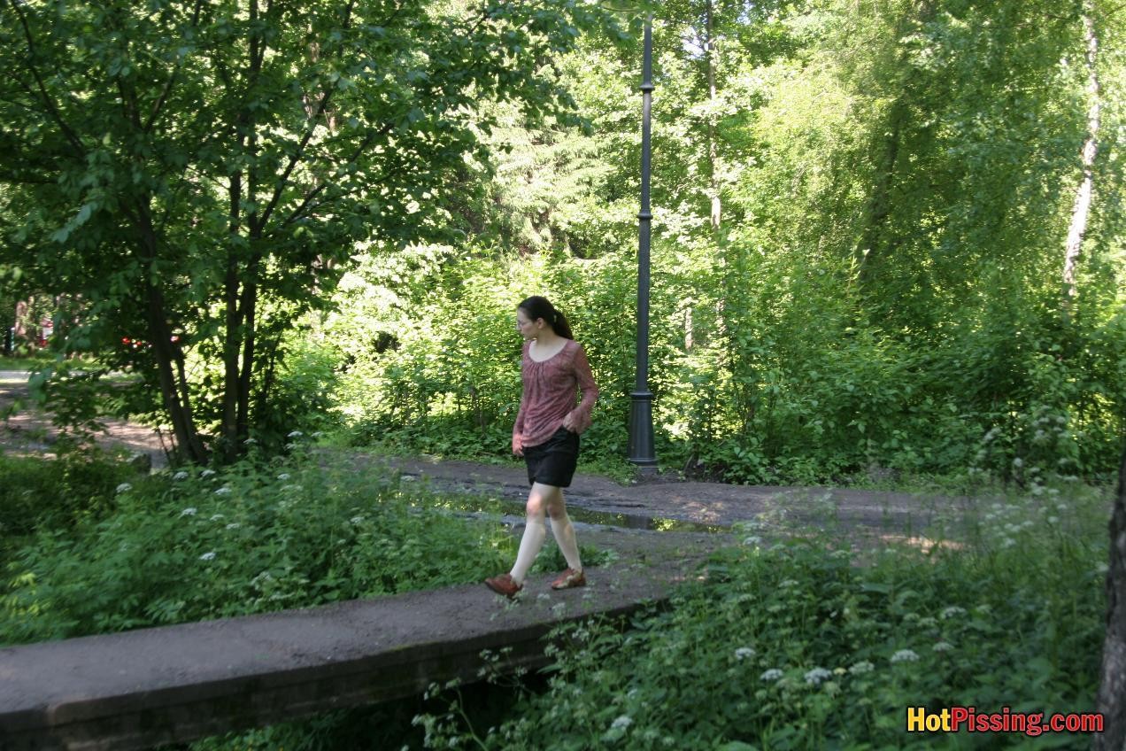 眼鏡をかけた赤ら顔の女の子が公園の橋の上から見事なおしっこをする
 #76521237