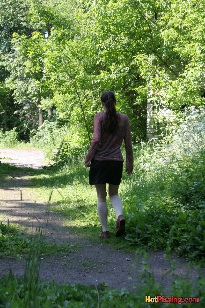 眼鏡をかけた赤ら顔の女の子が公園の橋の上から見事なおしっこをする
 #76521345