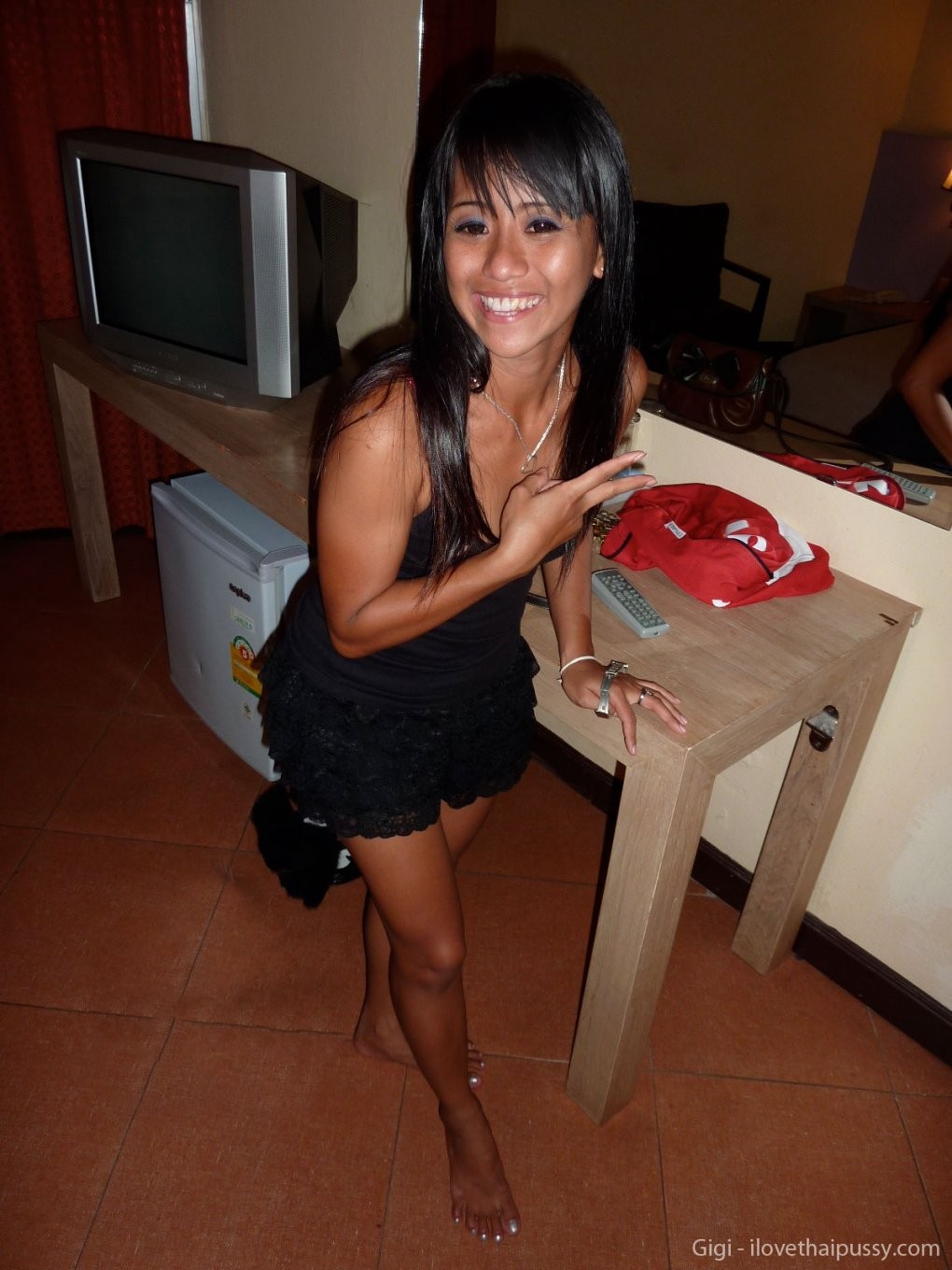 Adorabile bargirl thailandese scopa i turisti del sesso per i soldi dell'affitto
 #69899443