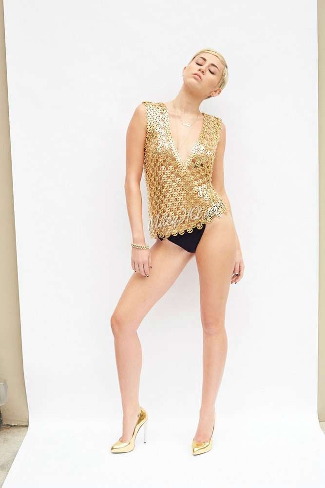 Miley cyrus posa en bragas y top sexy
 #79486697