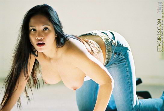 Belleza haciéndose un consolador en el jacuzzi
 #76385884