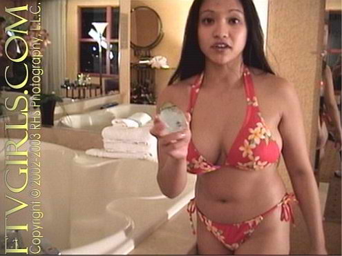 Belleza haciéndose un consolador en el jacuzzi
 #76385919