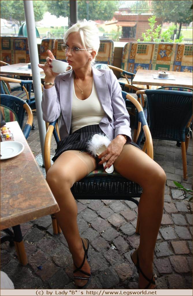 Amateur Blondine spritzt in der Öffentlichkeit beim Rauchen #78910876