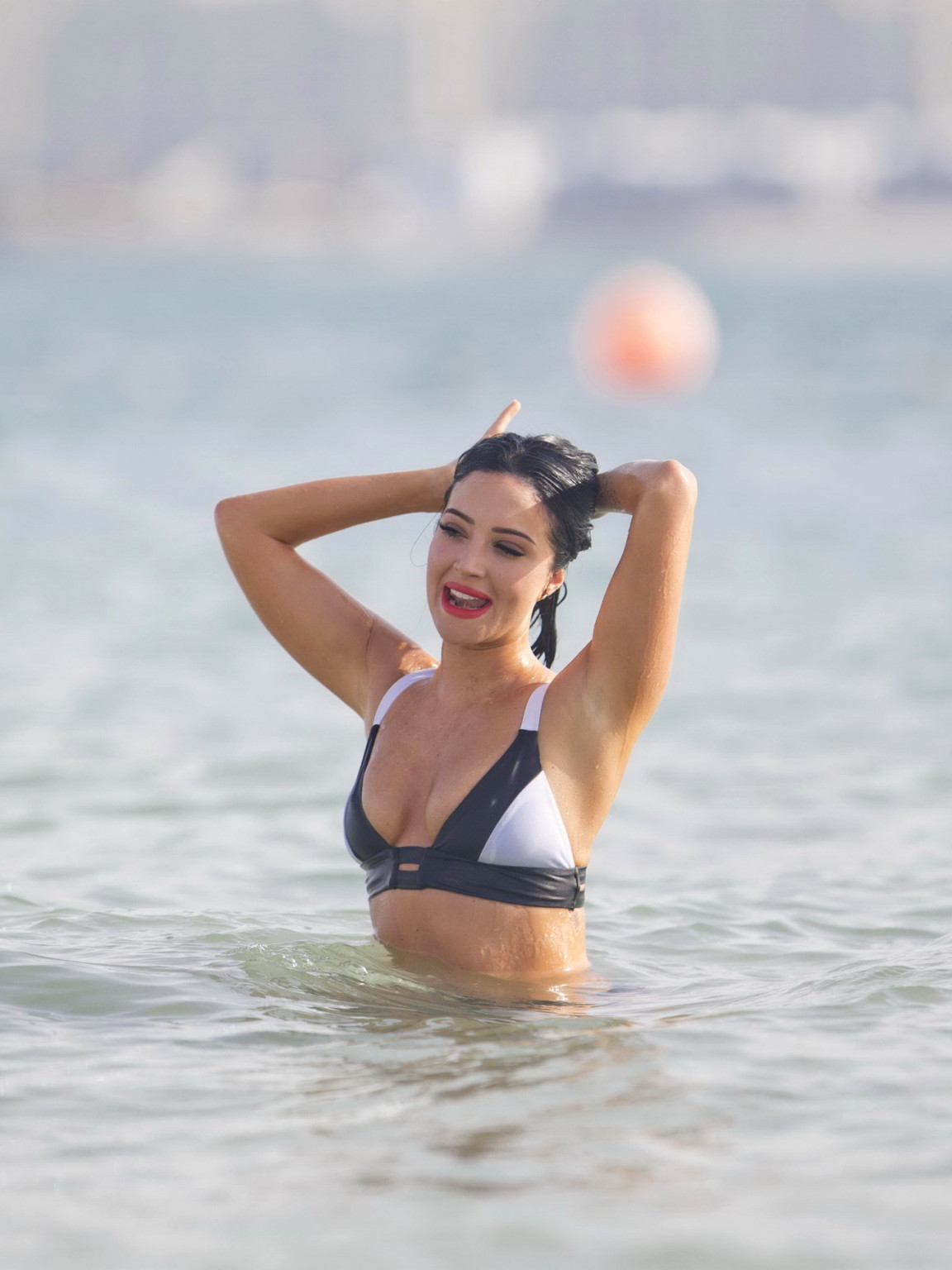 Tulisa contostavlos en bikini monochrome avec tétons.
 #75144405