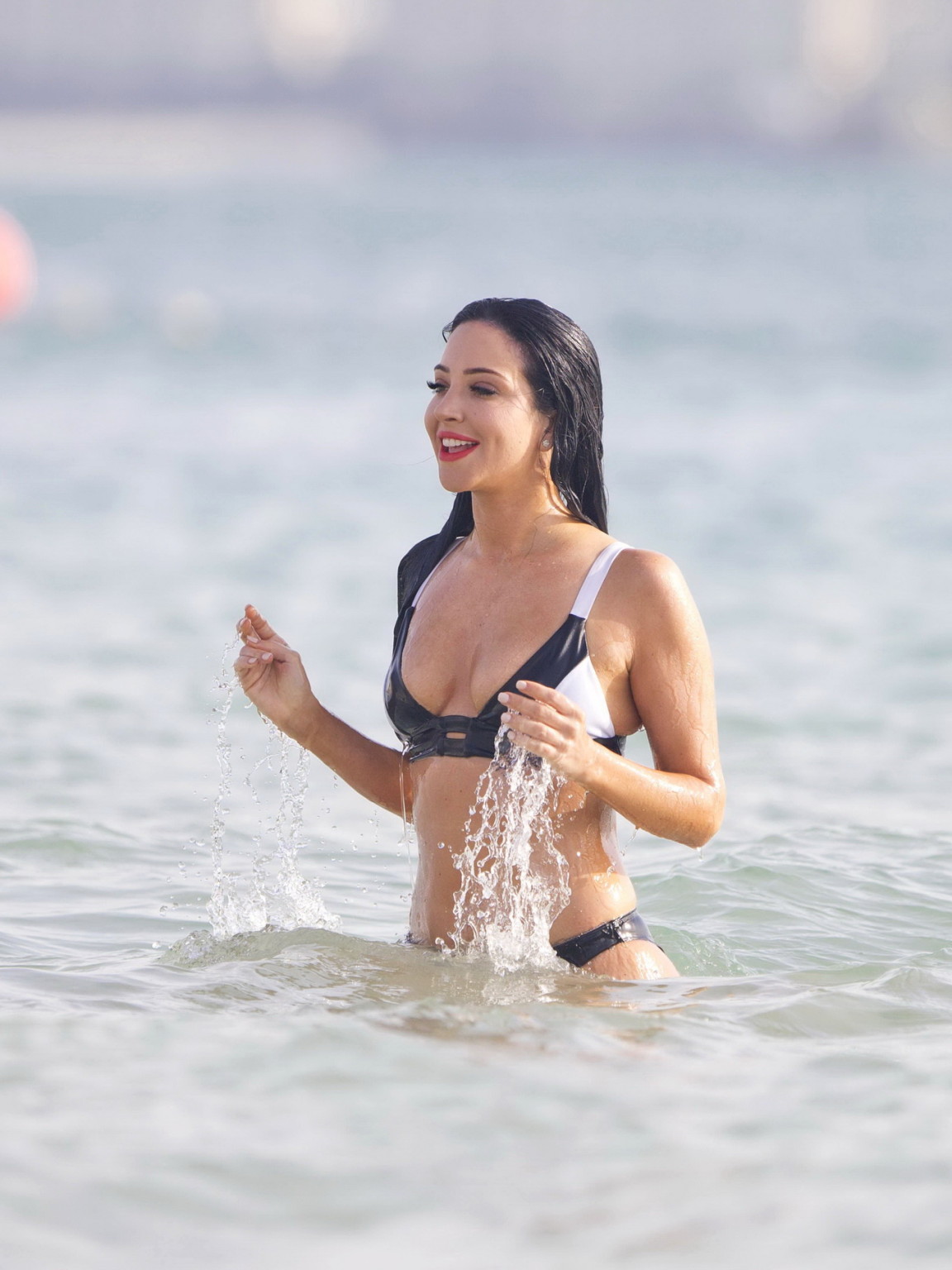 Tulisa contostavlos en bikini monochrome avec tétons.
 #75144423