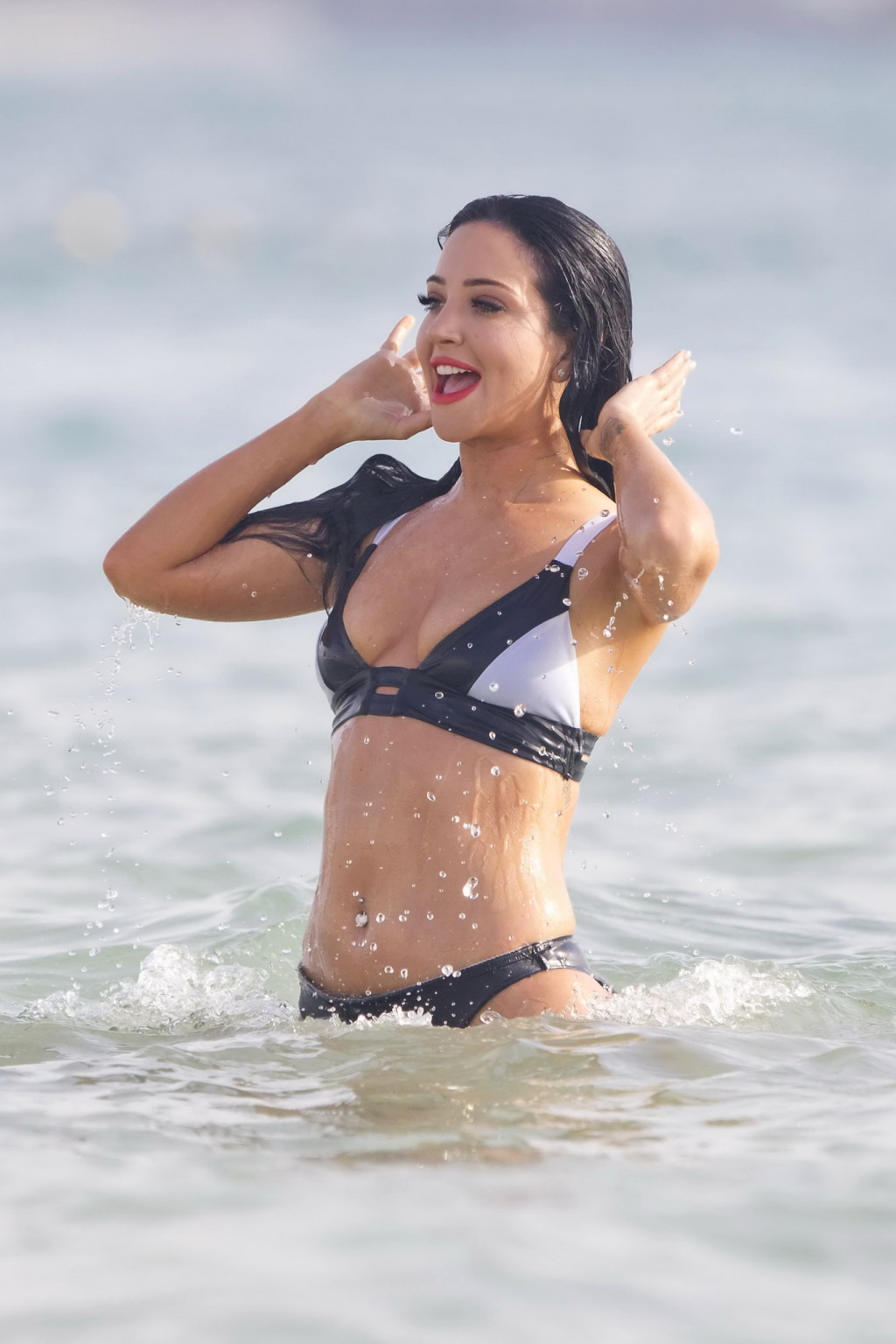 Tulisa contostavlos en bikini monochrome avec tétons.
 #75144427