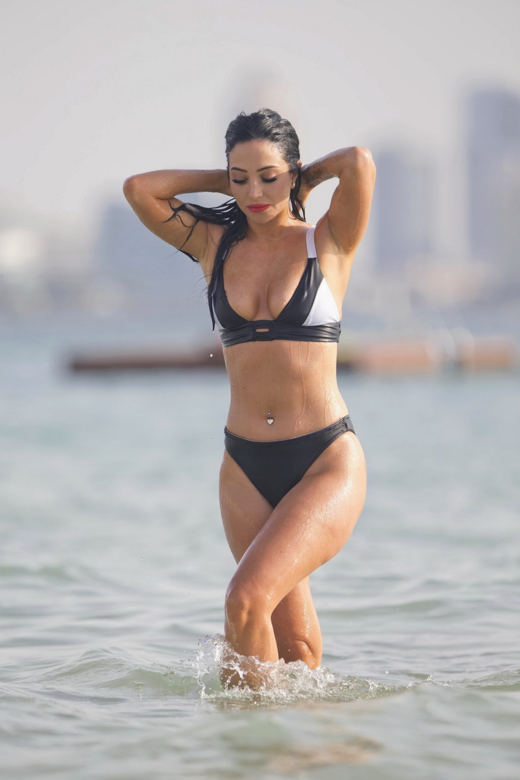 Tulisa contostavlos en bikini monochrome avec tétons.
 #75144433