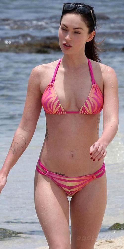 Megan fox très sexy et chaude en bikini et jupe haute sur des photos paparazzi
 #75287352