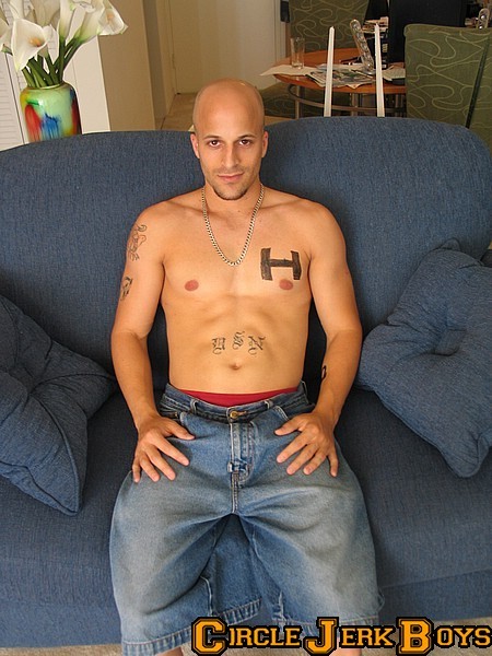 Cachondo en topless con un enorme pecho macizo
 #77001278