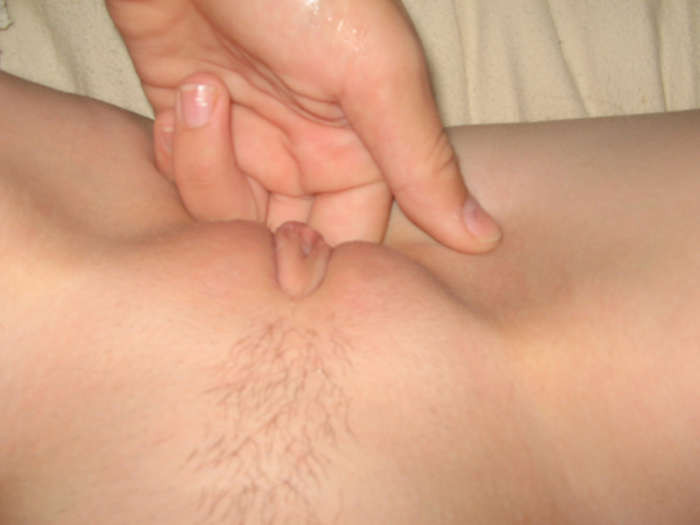 Fotos calientes de una rubia desnuda metiéndose los dedos en el coño
 #68407343
